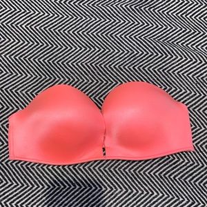 Victoria’s Secret strapless bombshell 34B
